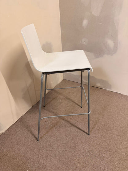 Weisser Barhocker mit Schalensitz und Metallgestell