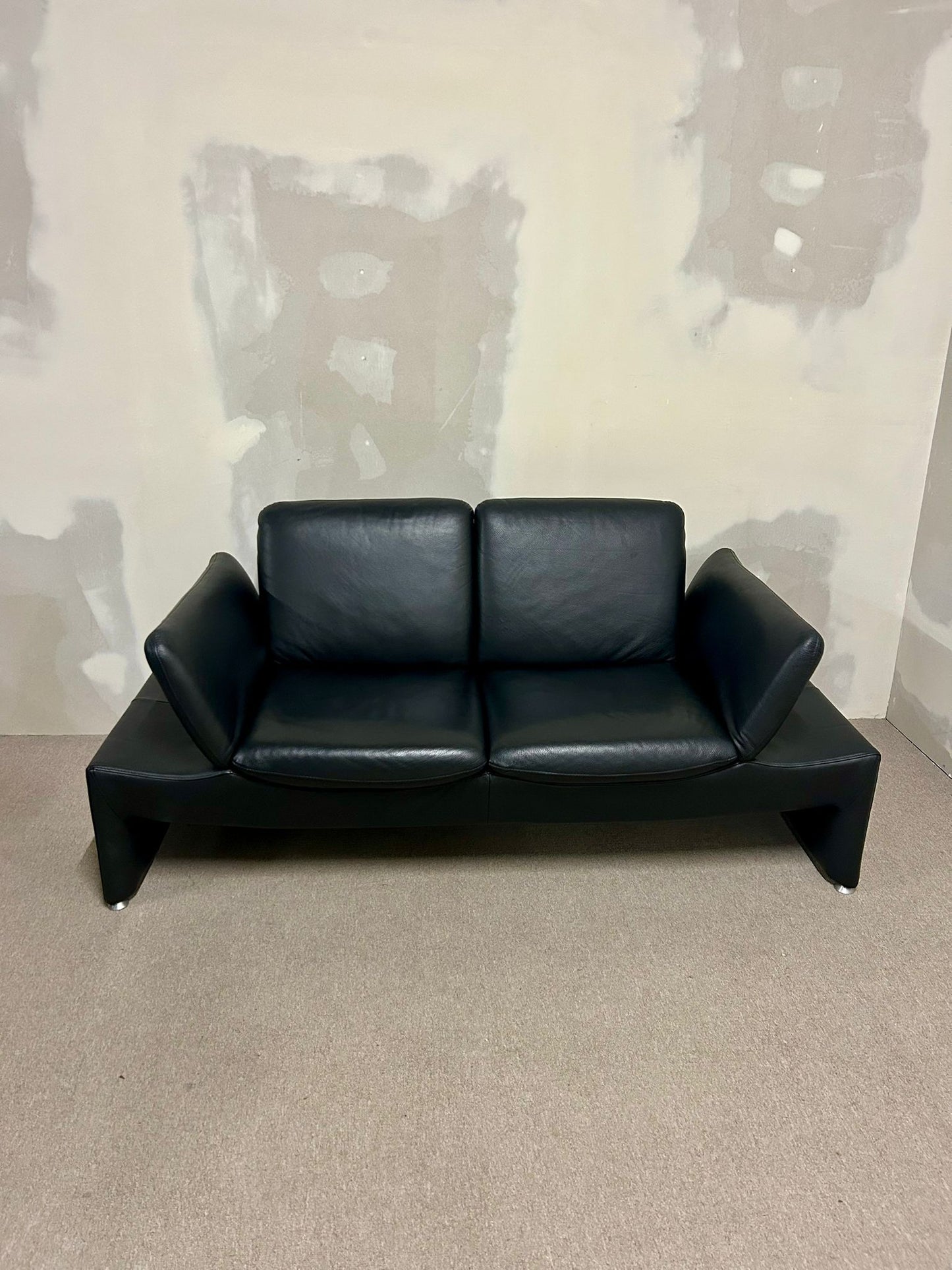 Leu Swiss Sofa schwarz Leder 2-Sitzer verstellbare Armlehnen