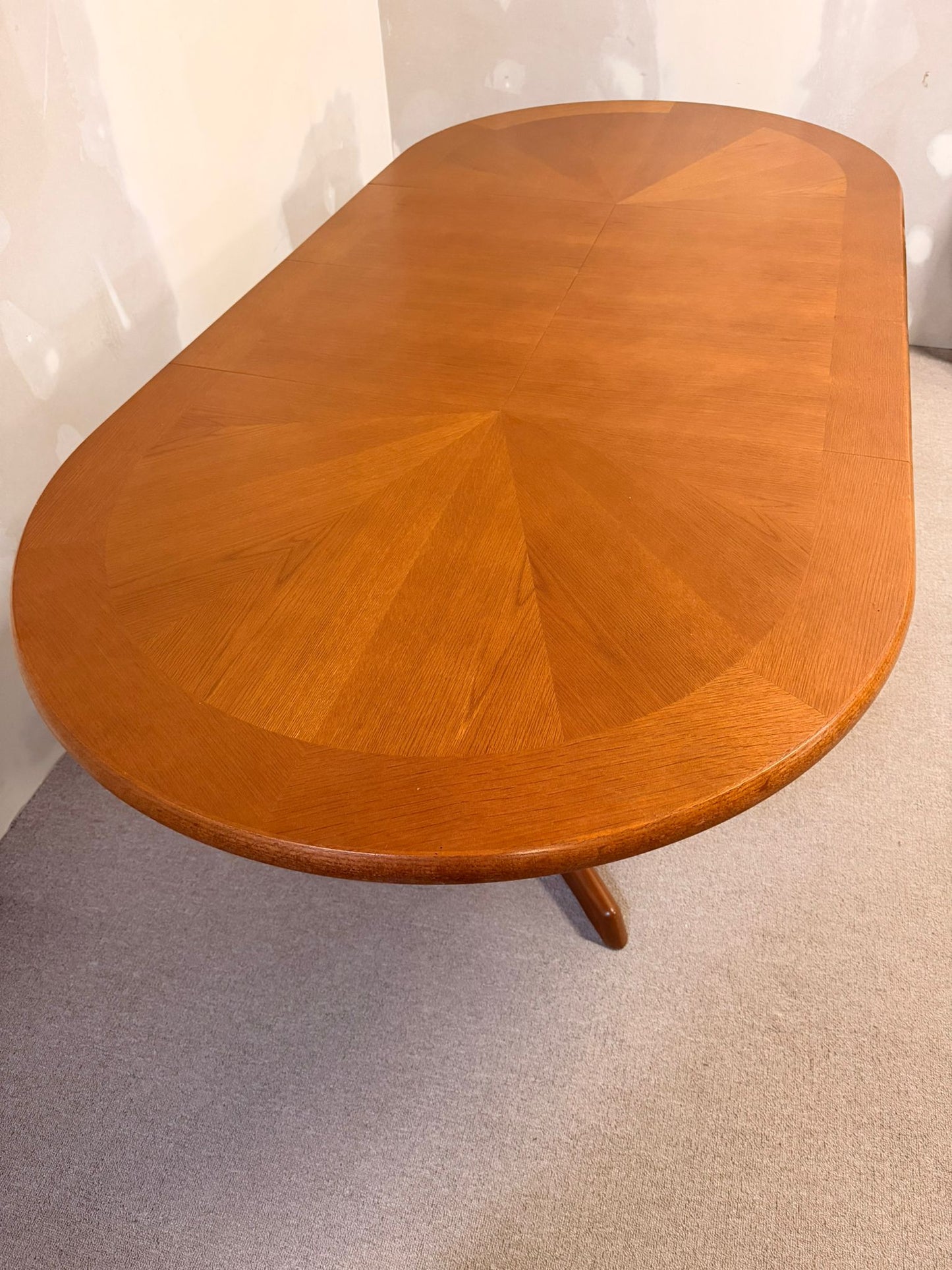 Mid Century Esstisch oval aus Holz ausziebar in 2 Stufen