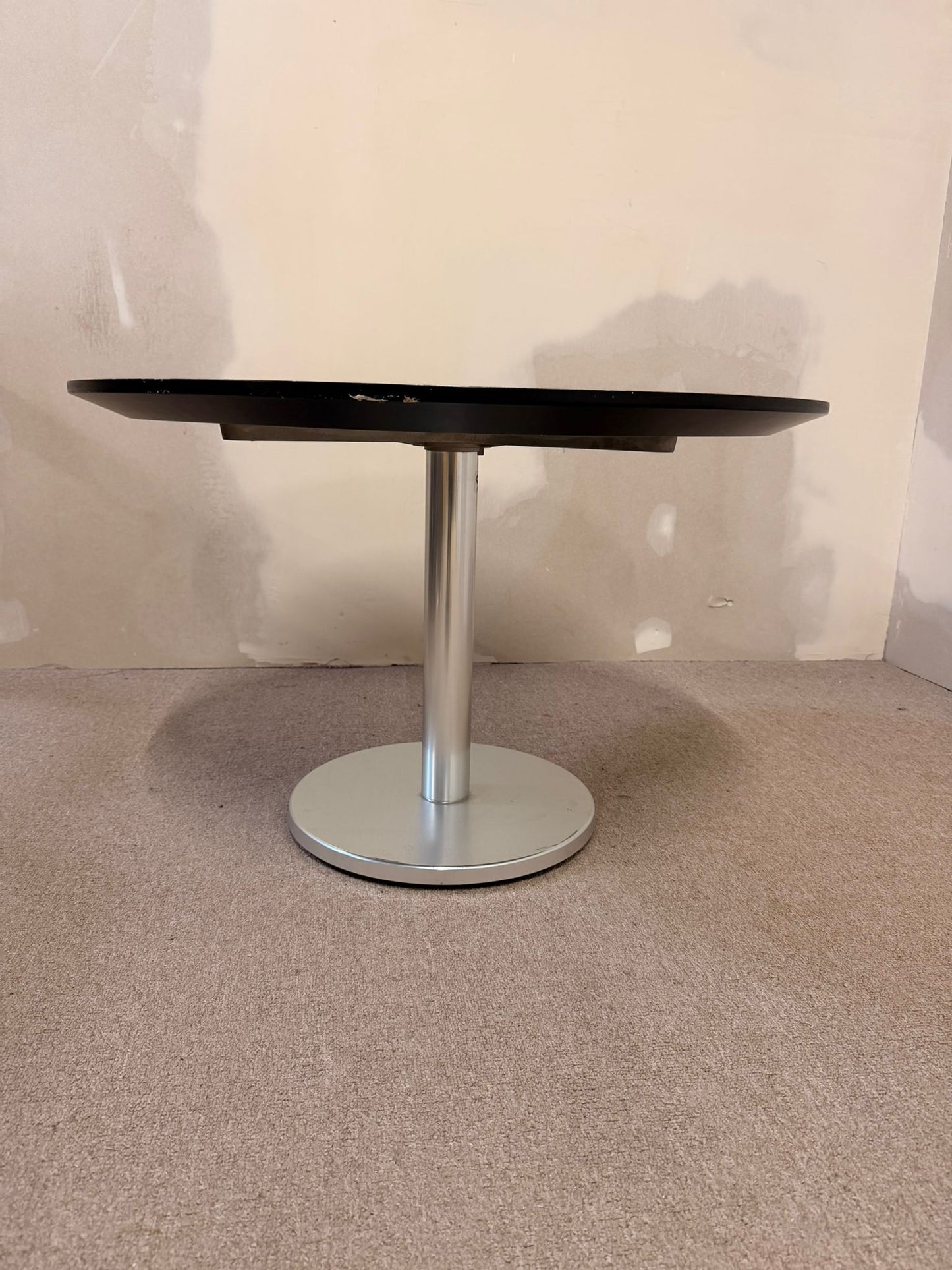 Stabiler weisser runder Couchtisch mit Metallsockel