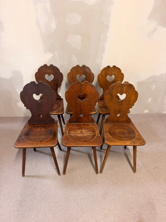 Bauernstühle Stabellen aus Holz im Landhausstil mit Herzform