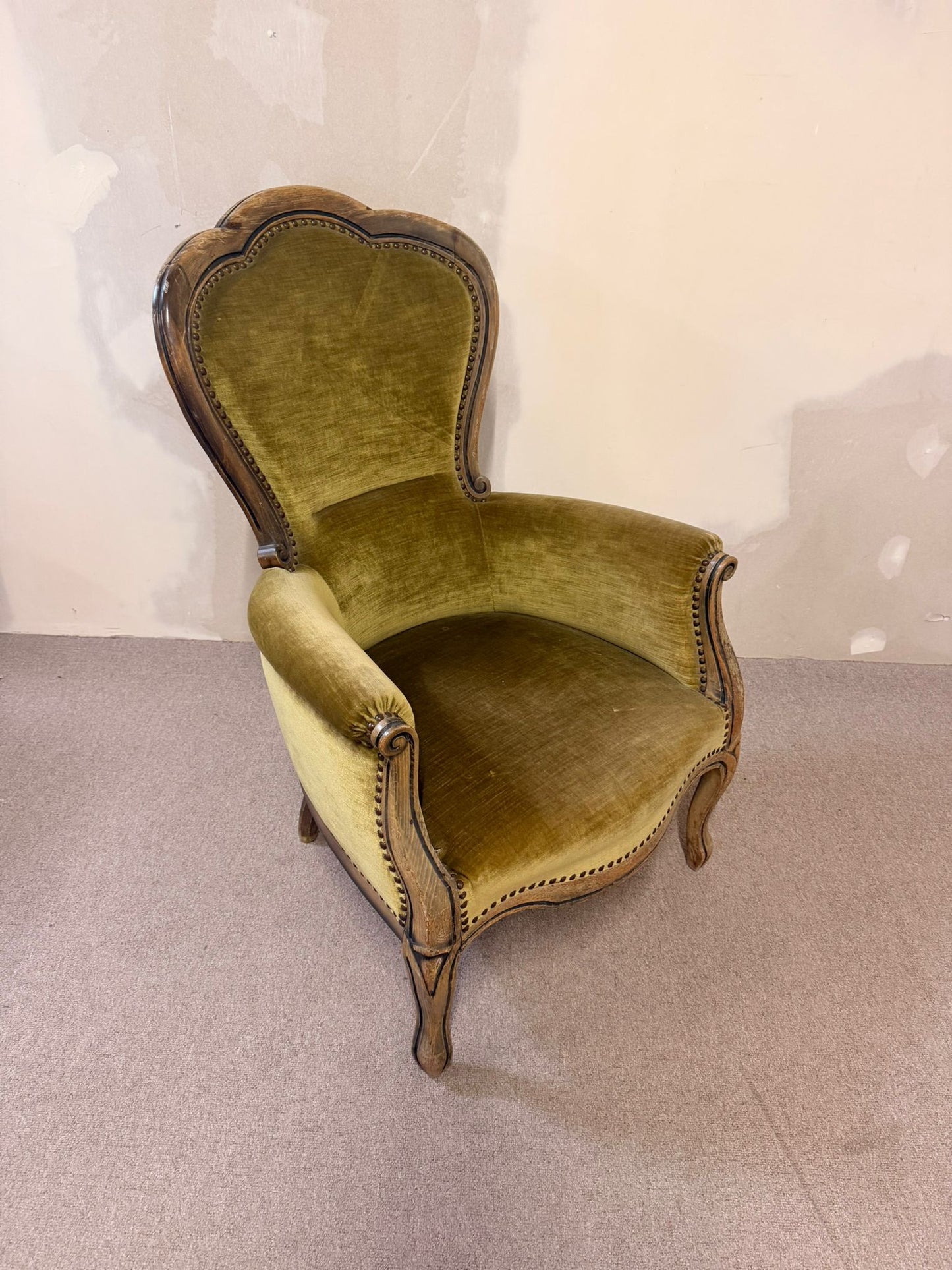 Antiker vintage Ohrensessel aus Samt und Holz aus den 70er