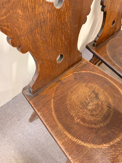 Bauernstühle Stabellen aus Holz im Landhausstil mit Herzform