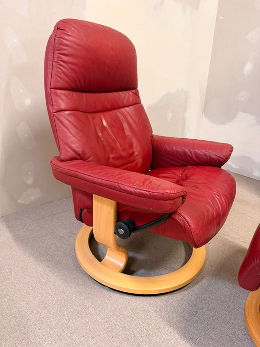 Drehbarer Stressless Sessel aus Leder mit Hocker rot (S/M)