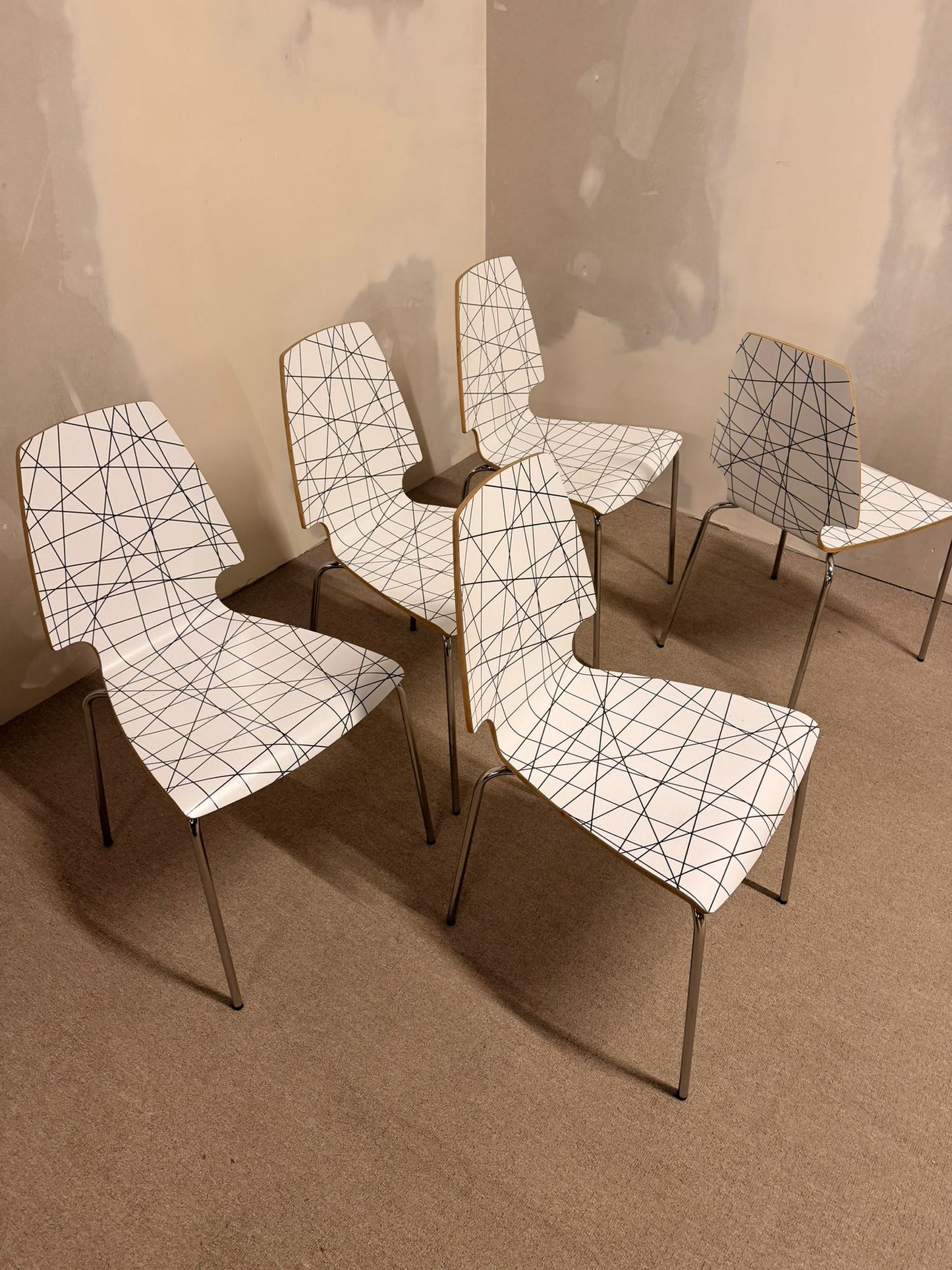 1x Ikea Vilmar Stuhl weiss schwarzen Muster, stapelbar