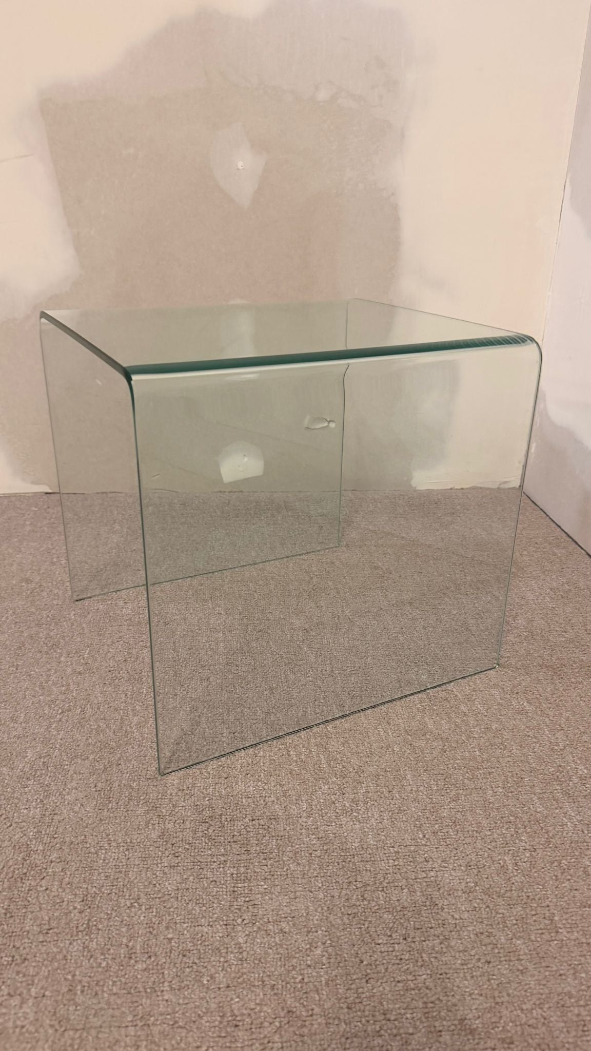 Eleganter Beistelltisch aus hochwertigem, gebogenem Sicherheitsglas