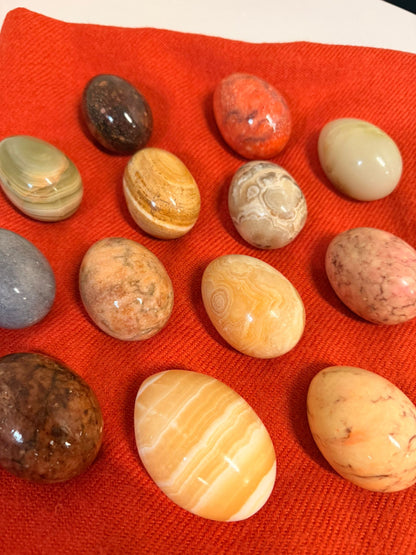 Set aus 13 polierten Naturstein Eier versch. Mineralien