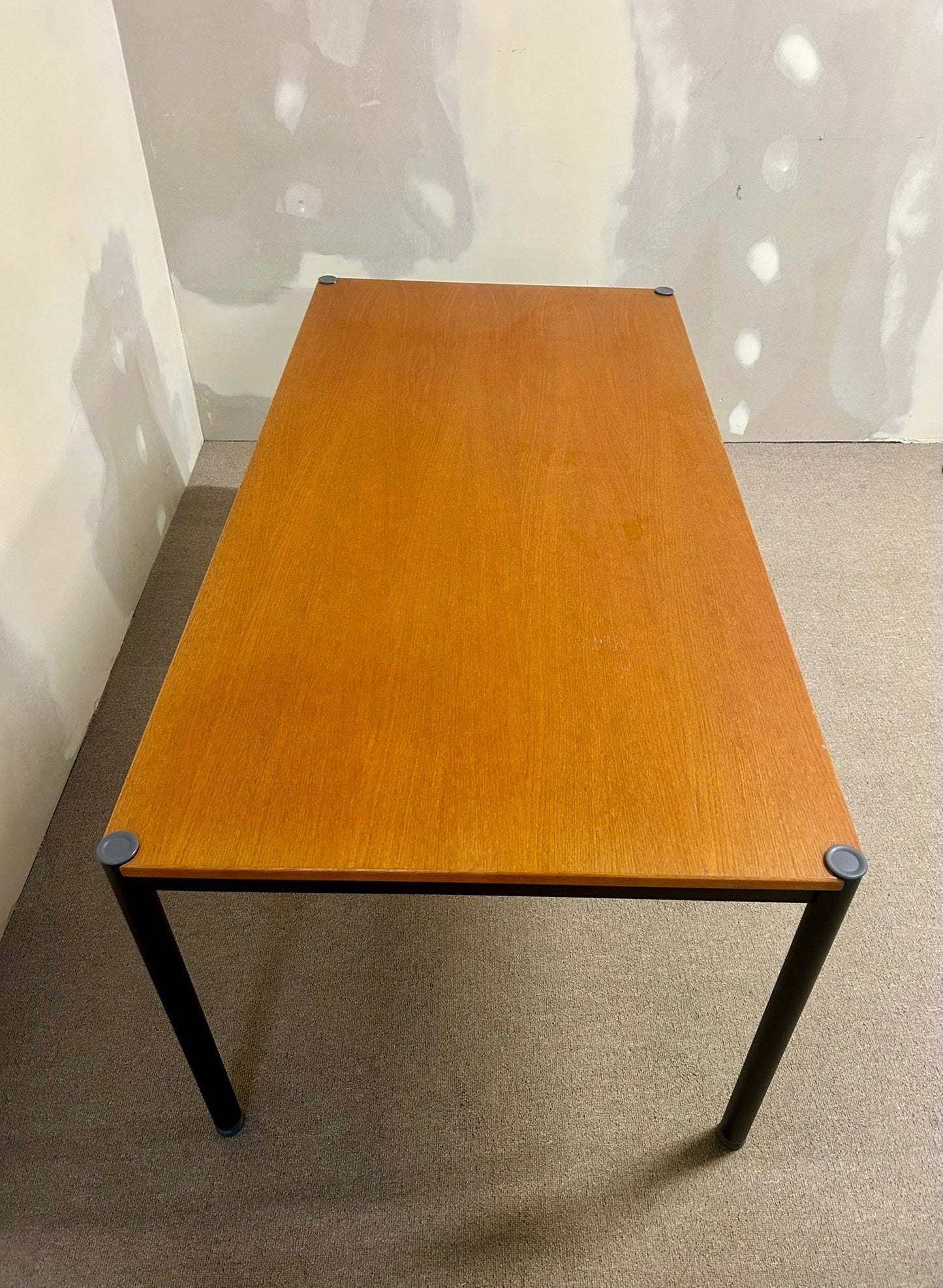 Robuster Esstisch, Tisch mit Stahlrahmen, Bürotisch