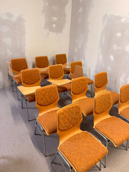 12 vintage Stühle mit Schreibplatte stapelbar Seminarstuhl