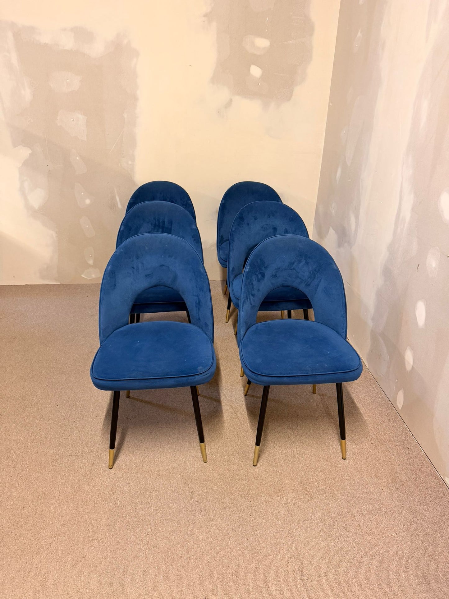 Moderne gepolsterte Esszimmerstühle mit blauem Samtstoff