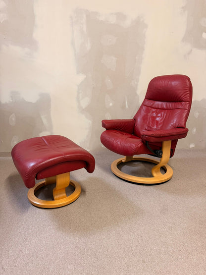 Drehbarer Stressless Sessel aus Leder mit Hocker rot (S/M)