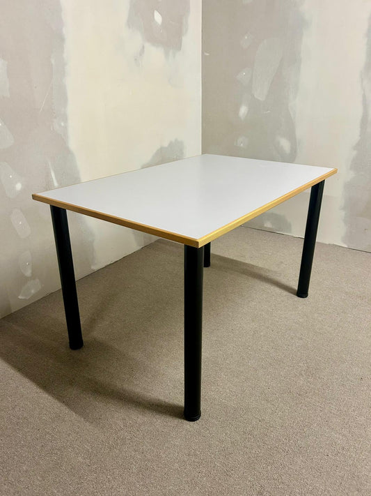 Tisch, Küchentisch mit weisser Tischplatte, schwarze Beine