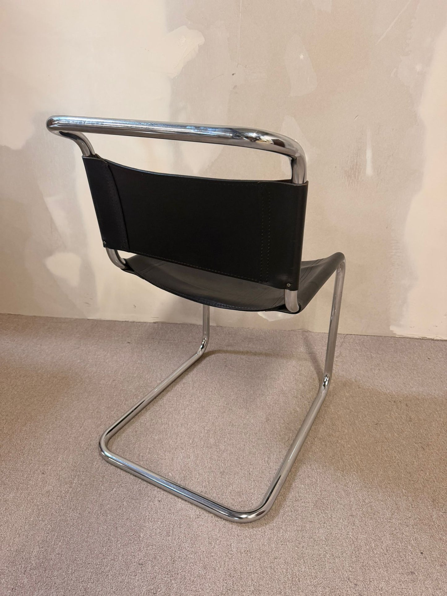 Freischwinger aus Leder mit Chromgestell im Bauhaus Stil