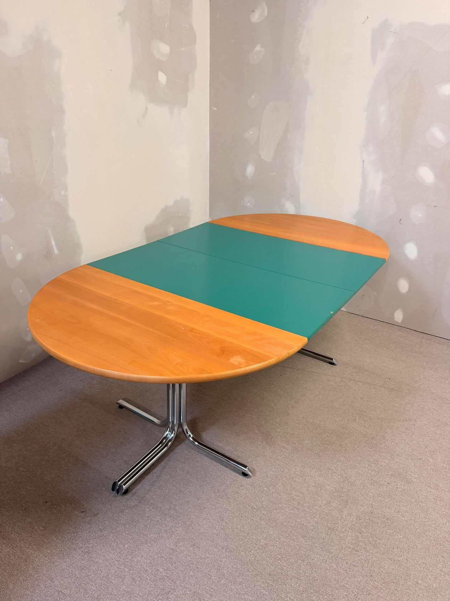 Ausziehbarer Esstisch Rund mit Chromstahl Fuss, Platten grün