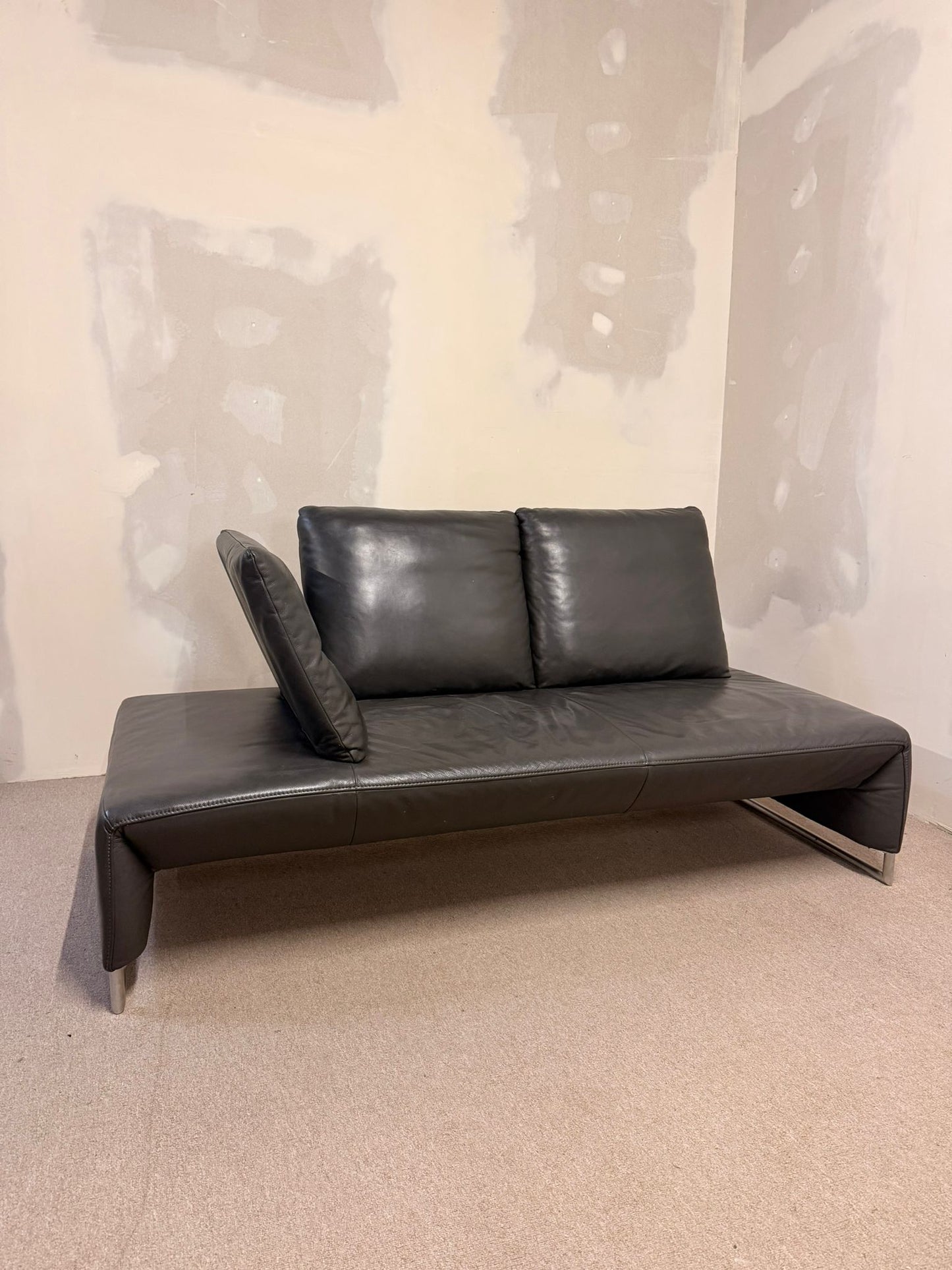 Koinor 2er Designersofa Ramon aus  Leder Grau, Metallfüsse