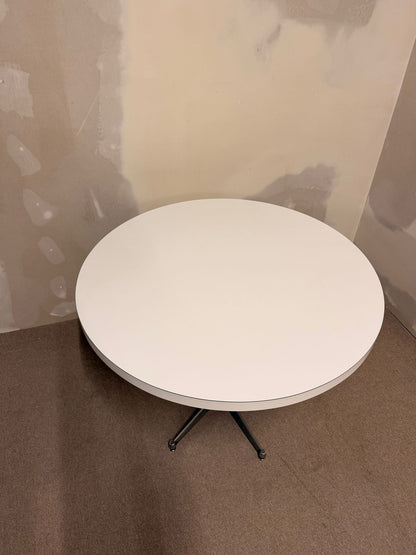 Runder  Mid Century Esstisch weiss im Hermann Miller Stil