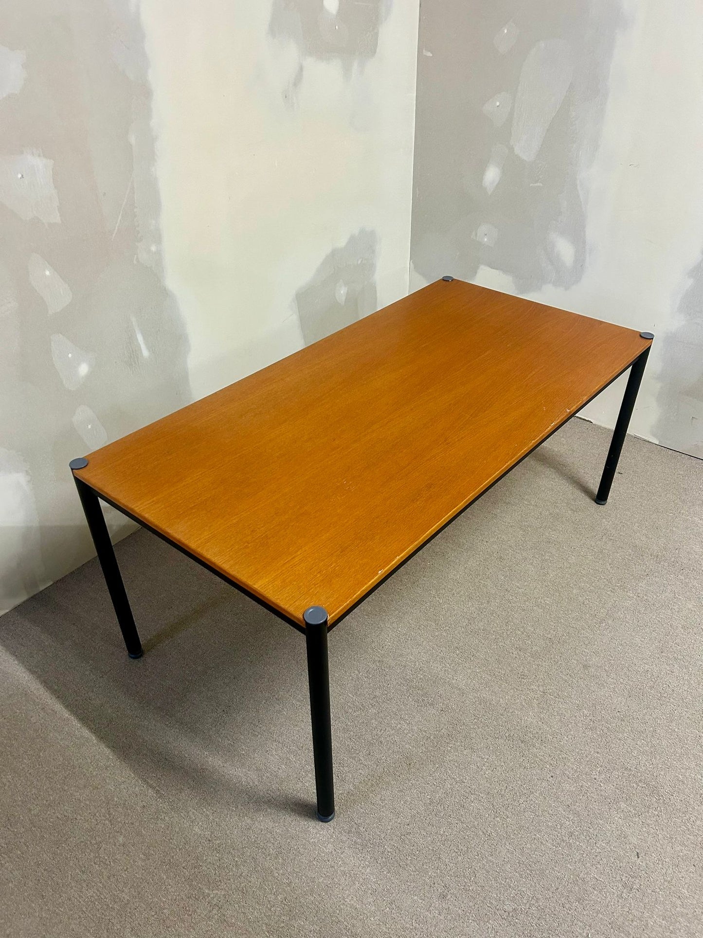 Robuster Esstisch, Tisch mit Stahlrahmen, Bürotisch