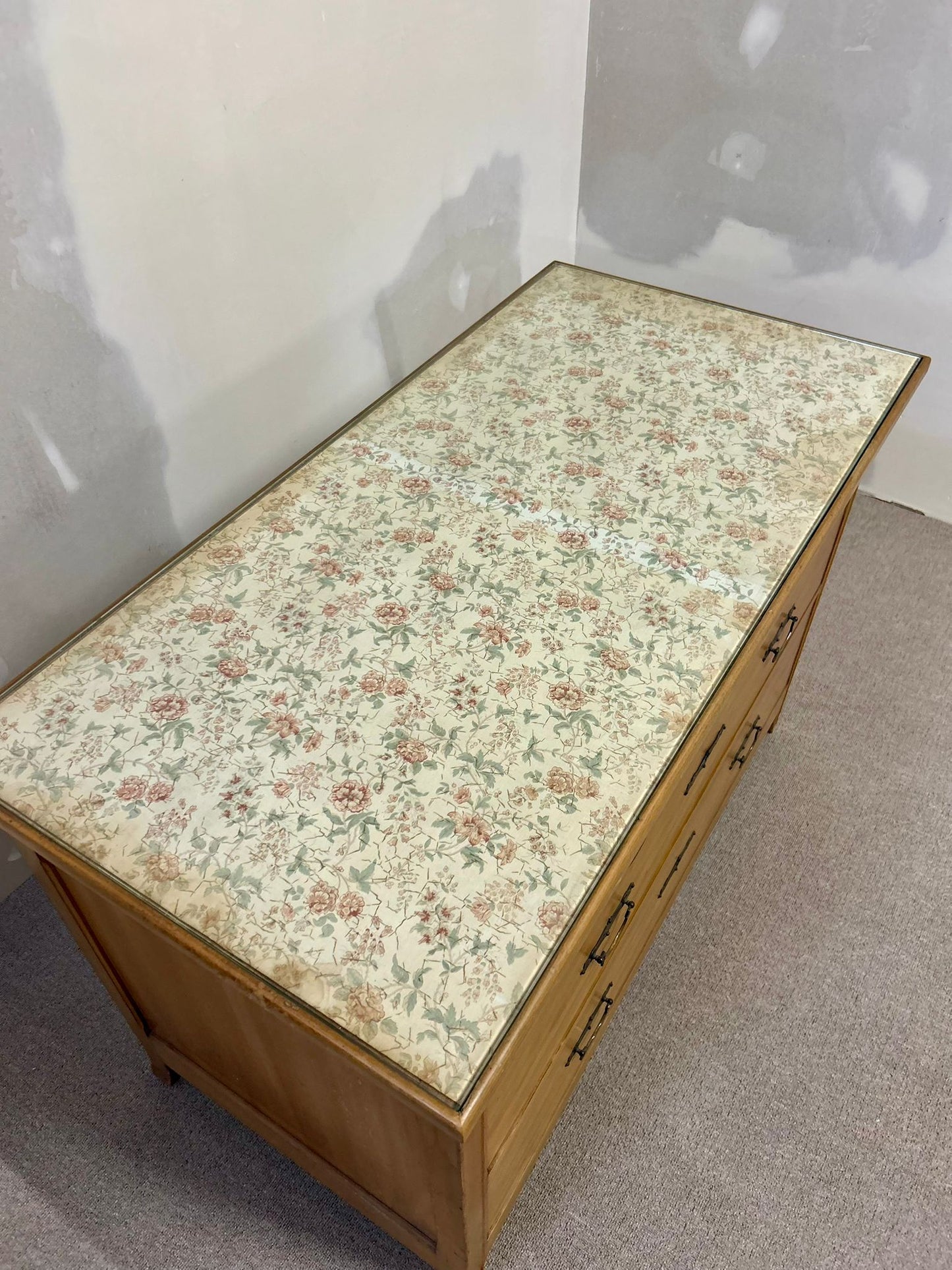 Mid Century Holz Kommode mit 4 Schubladen Vintage Glasplatte