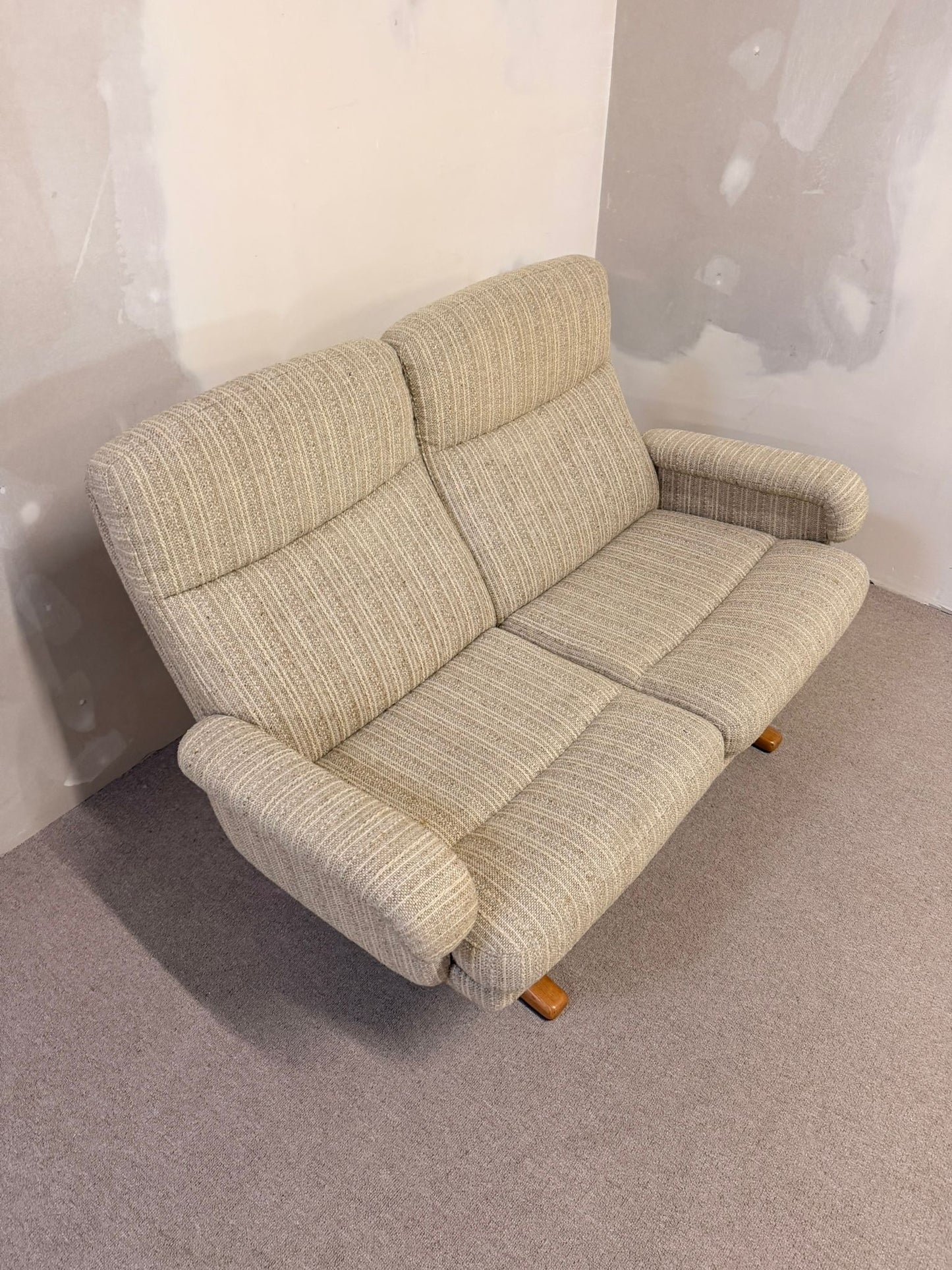 Dänisches Mid Century 2er Sofa mit Strukturstoffbezug, retro