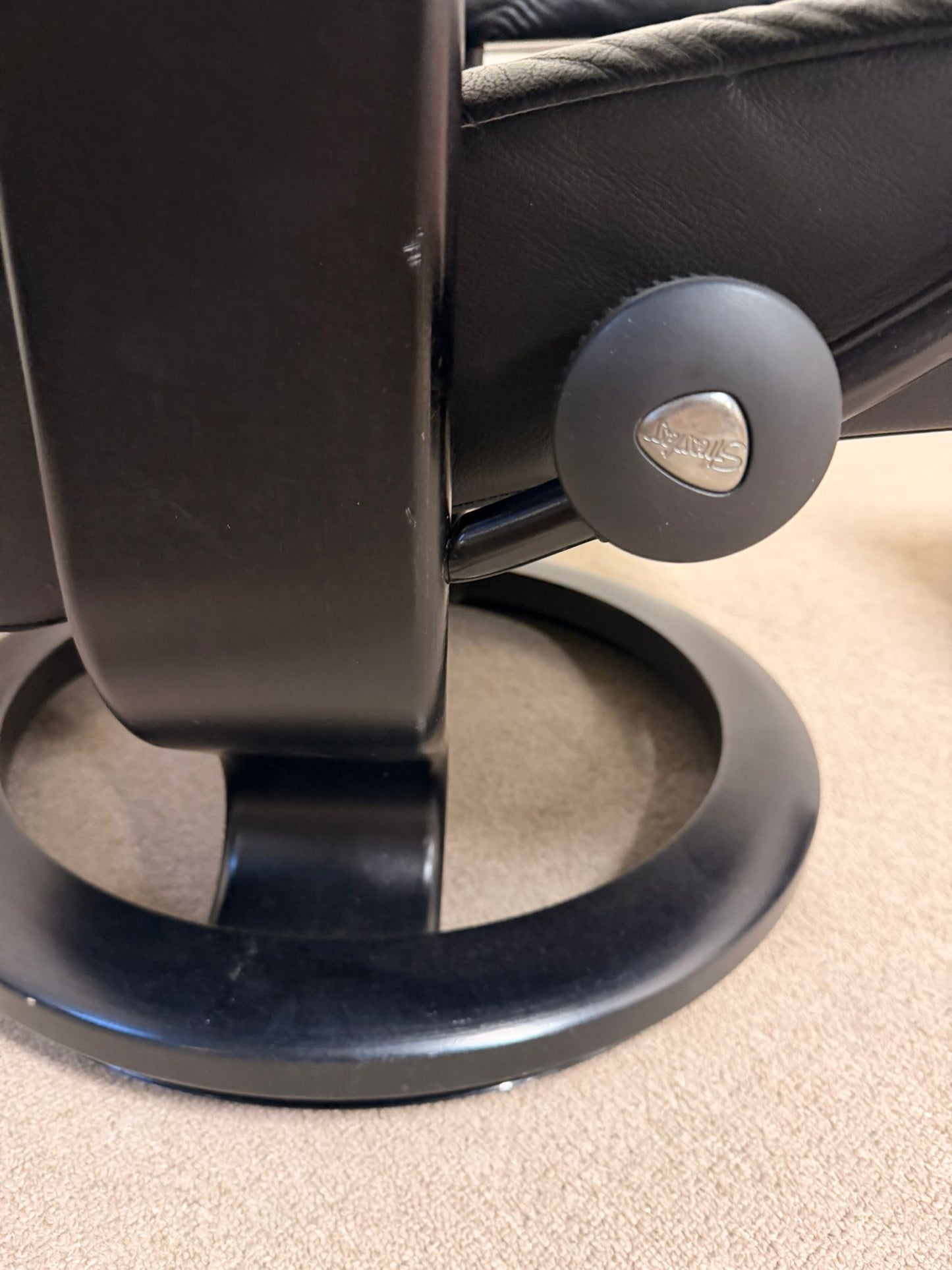 Stressless Consul Relaxsessel mit Hocker aus Leder, schwarz