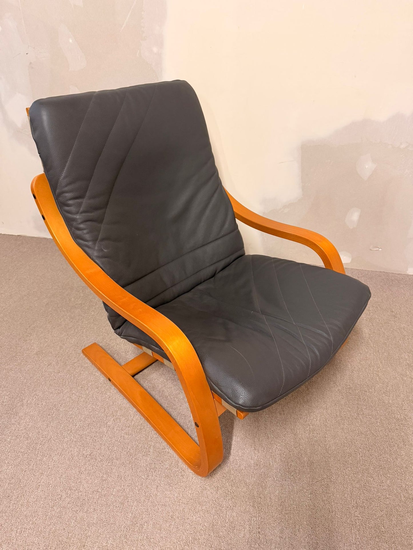 Schwedischer Schwingsessel Relaxsessel aus Leder in Grau