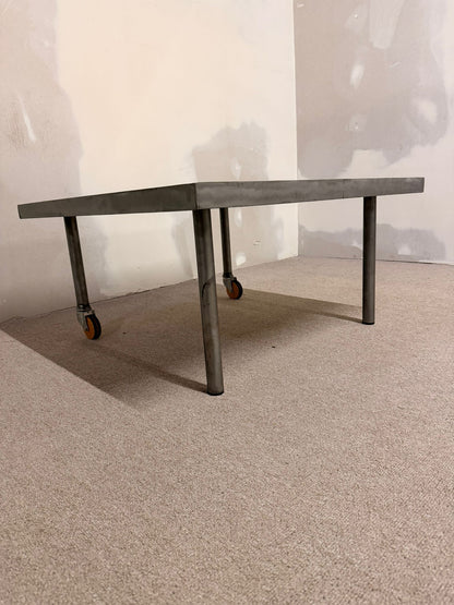 Couchtisch aus Holz und Metall mit 2 Rollen Handmade