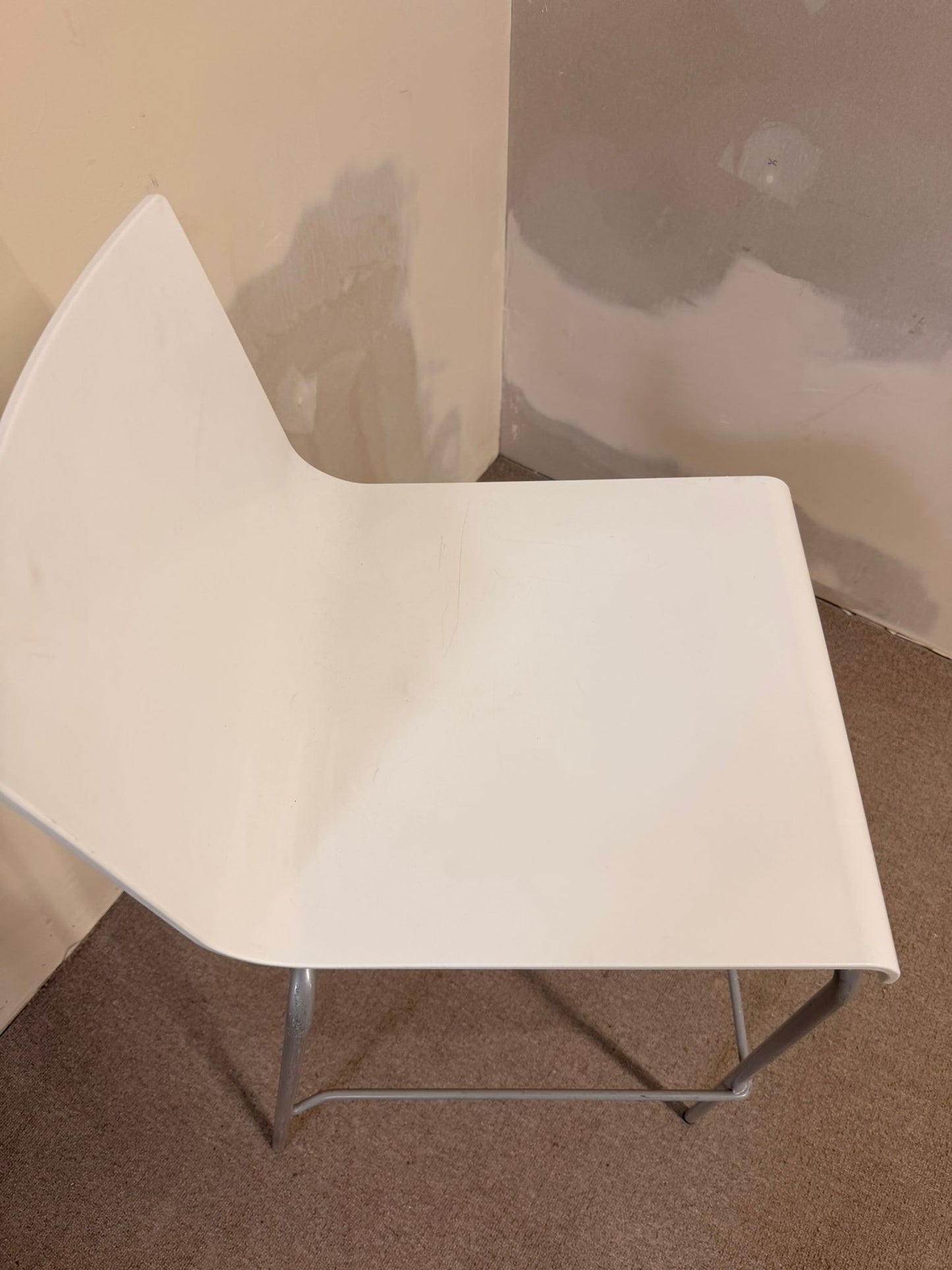 Weisser Barhocker mit Schalensitz und Metallgestell