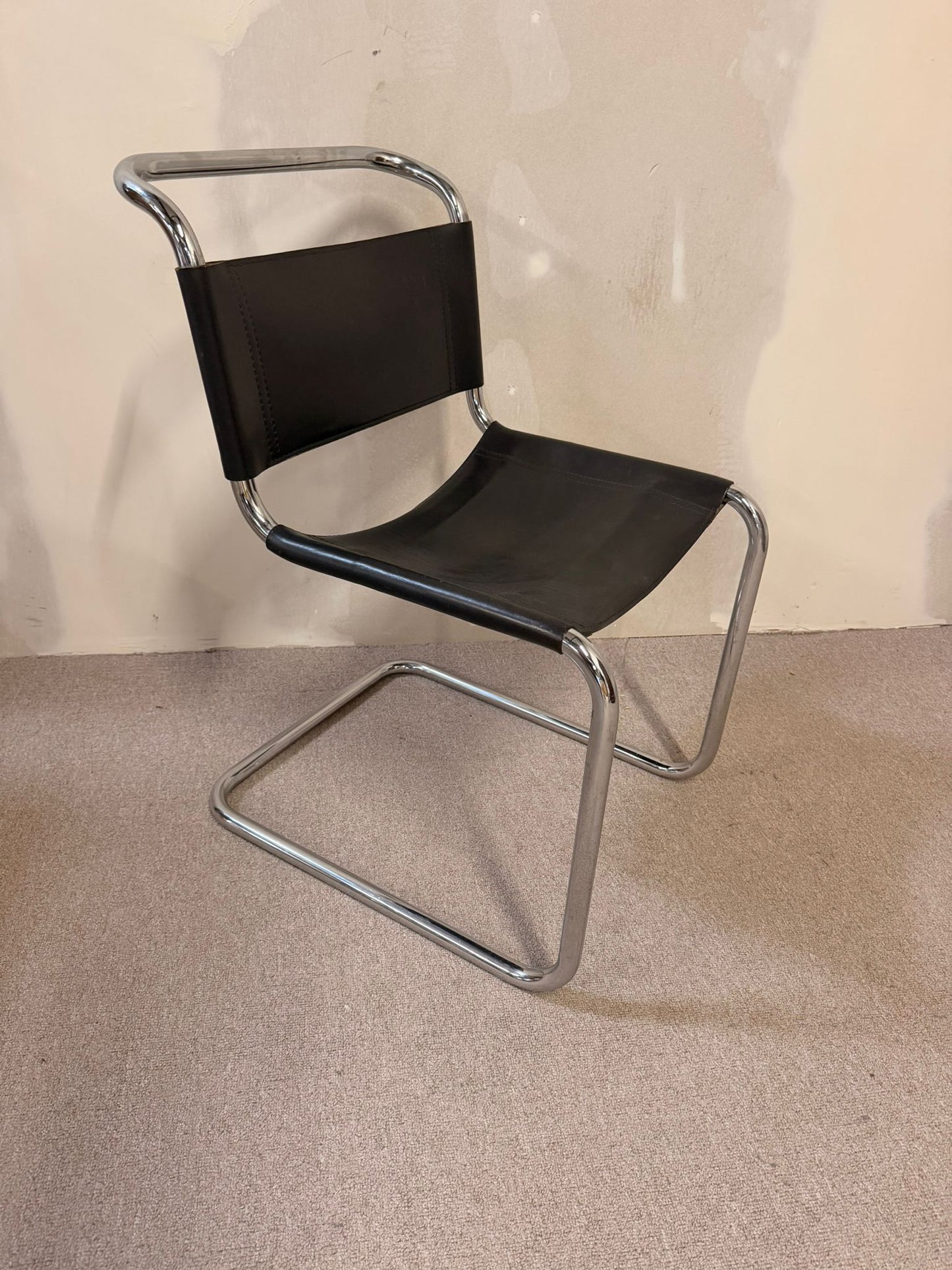 Freischwinger aus Leder mit Chromgestell im Bauhaus Stil