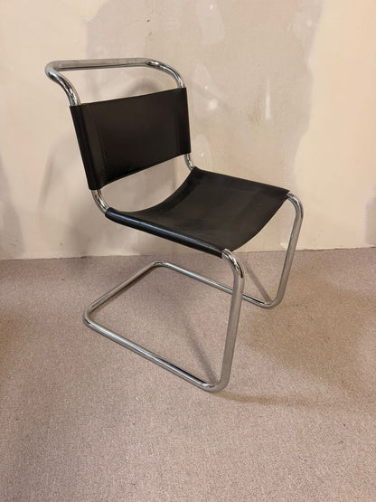Freischwinger aus Leder mit Chromgestell im Bauhaus Stil
