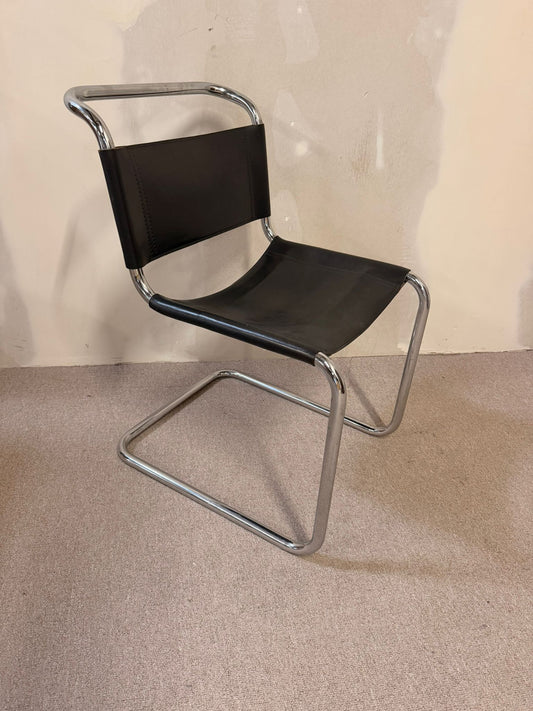 Freischwinger aus Leder mit Chromgestell im Bauhaus Stil