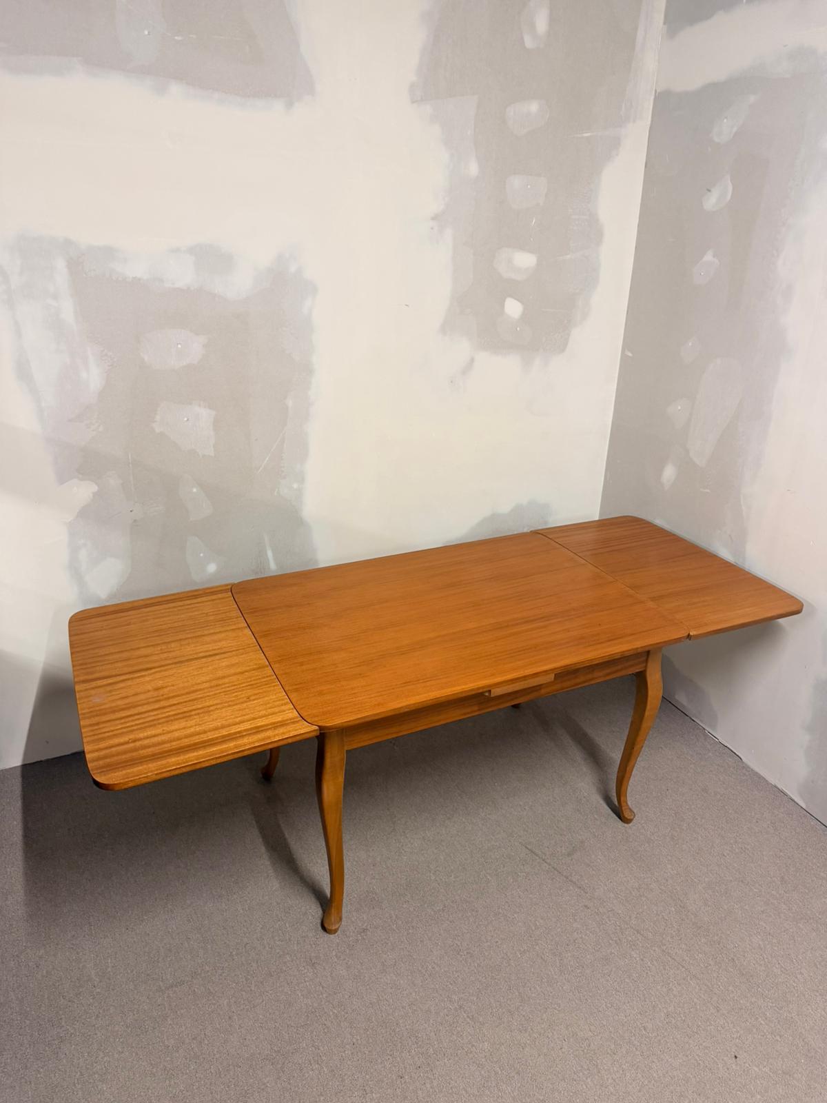 Vintage ausziehbarer Esstisch aus Holz, geschwungene Beine