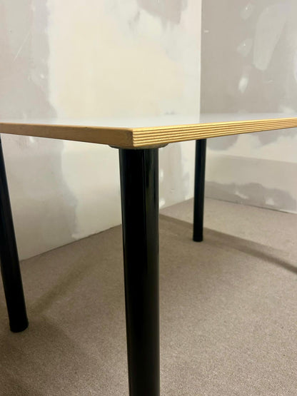 Tisch, Küchentisch mit weisser Tischplatte, schwarze Beine