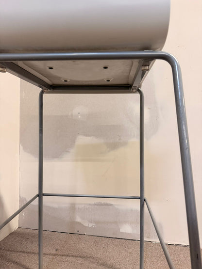 Weisser Barhocker mit Schalensitz und Metallgestell