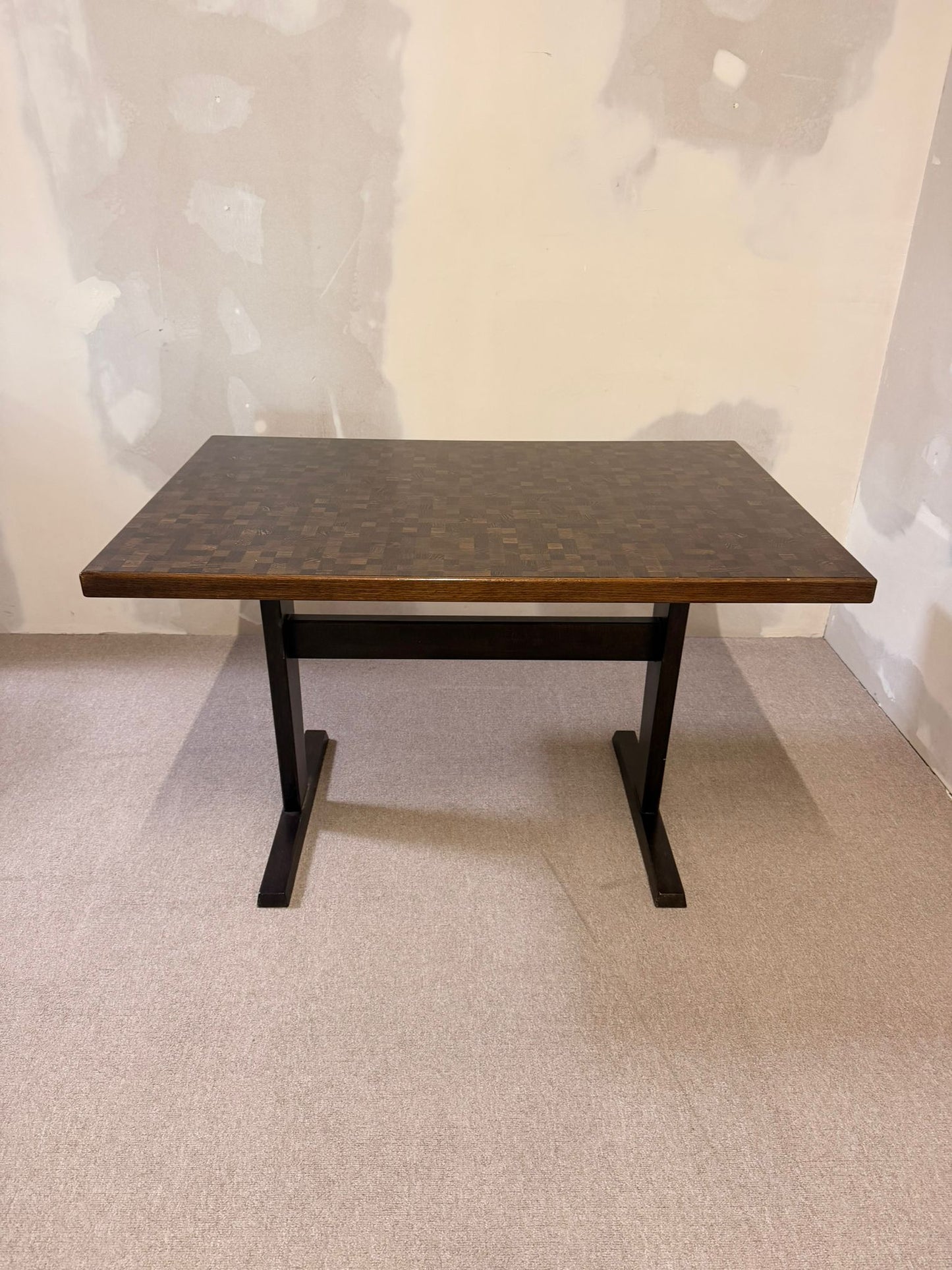 Dunkler vintage Mosaik Tisch mit Schachbrettmuster Esstisch