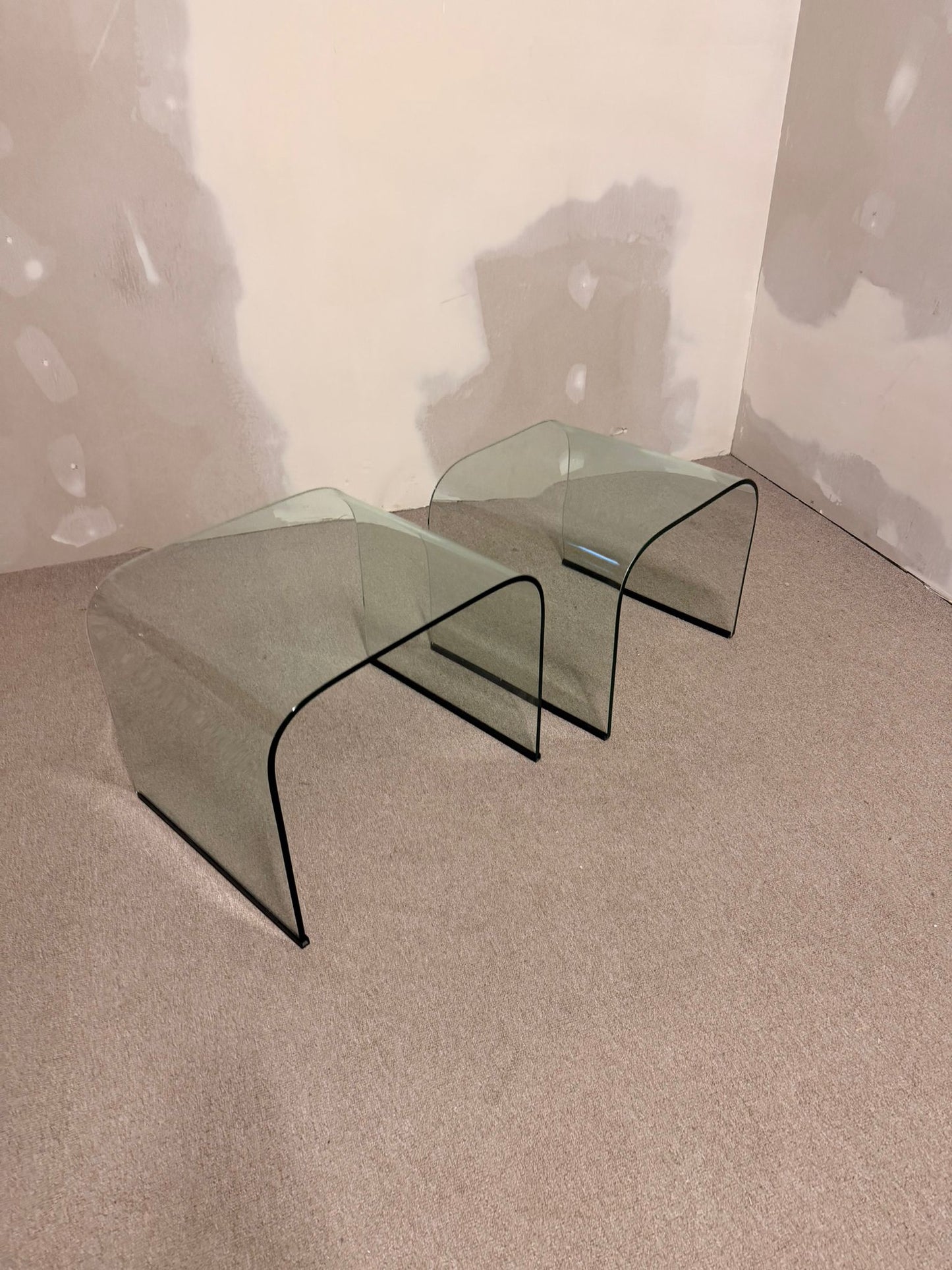 2er Set Gebogene Glas Beistelltische Waterfall Satztische