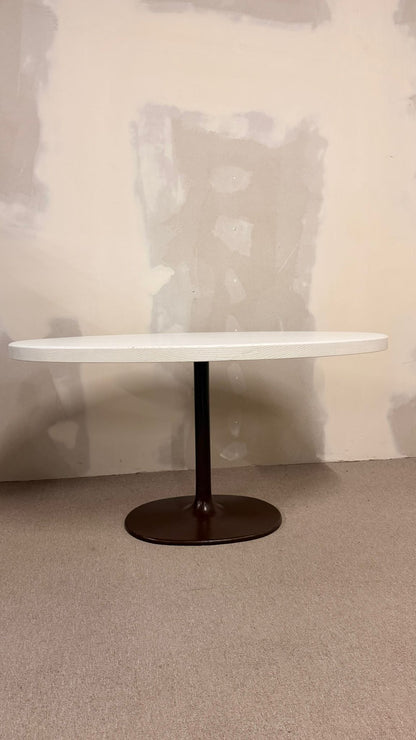Ovaler Tisch mit Holzplatte und ovalem Fuss im Tulip Stil
