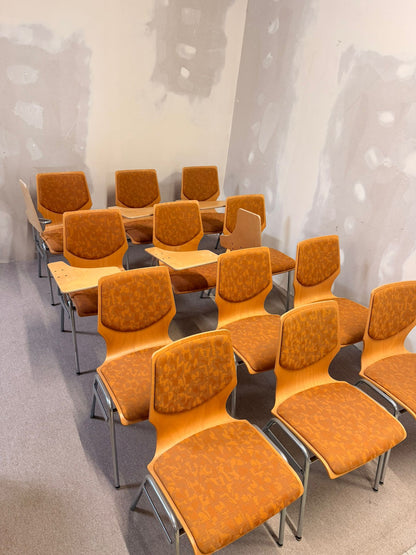 12 vintage Stühle mit Schreibplatte stapelbar Seminarstuhl
