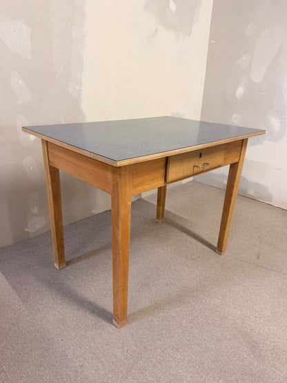 Robuster Vintage Tisch mit Schublade und Resopalplatte