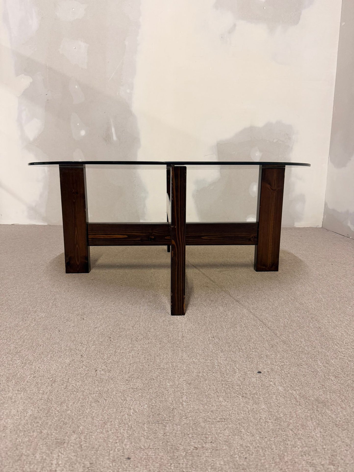 Couchtisch, 1970er Jahre Rauchglas und dunkles Holzgestell