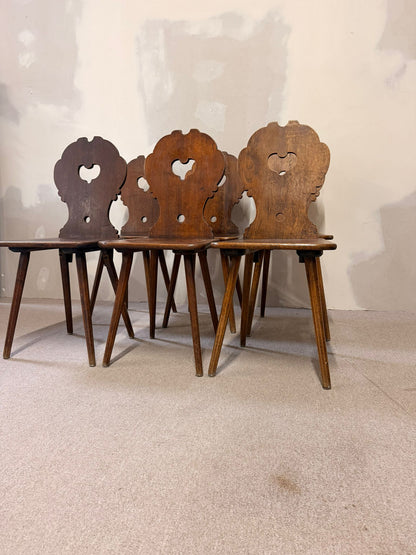 Bauernstühle Stabellen aus Holz im Landhausstil mit Herzform
