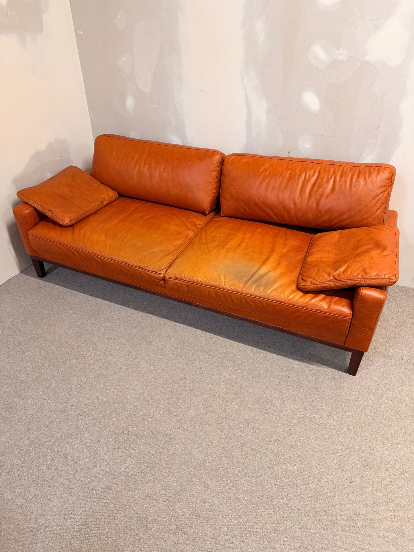 3-Sitzer Sofa aus Leder in Cognacfarbe und Holzfüsse