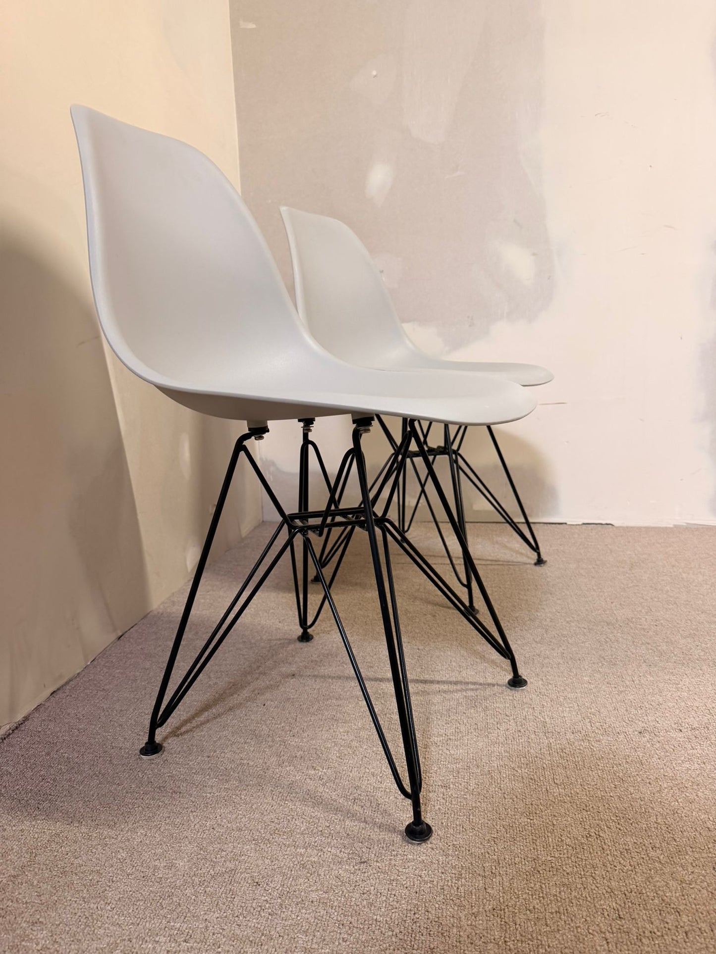 Design Schalenstuhl hellgrau ähnlich wie Vitra Eames