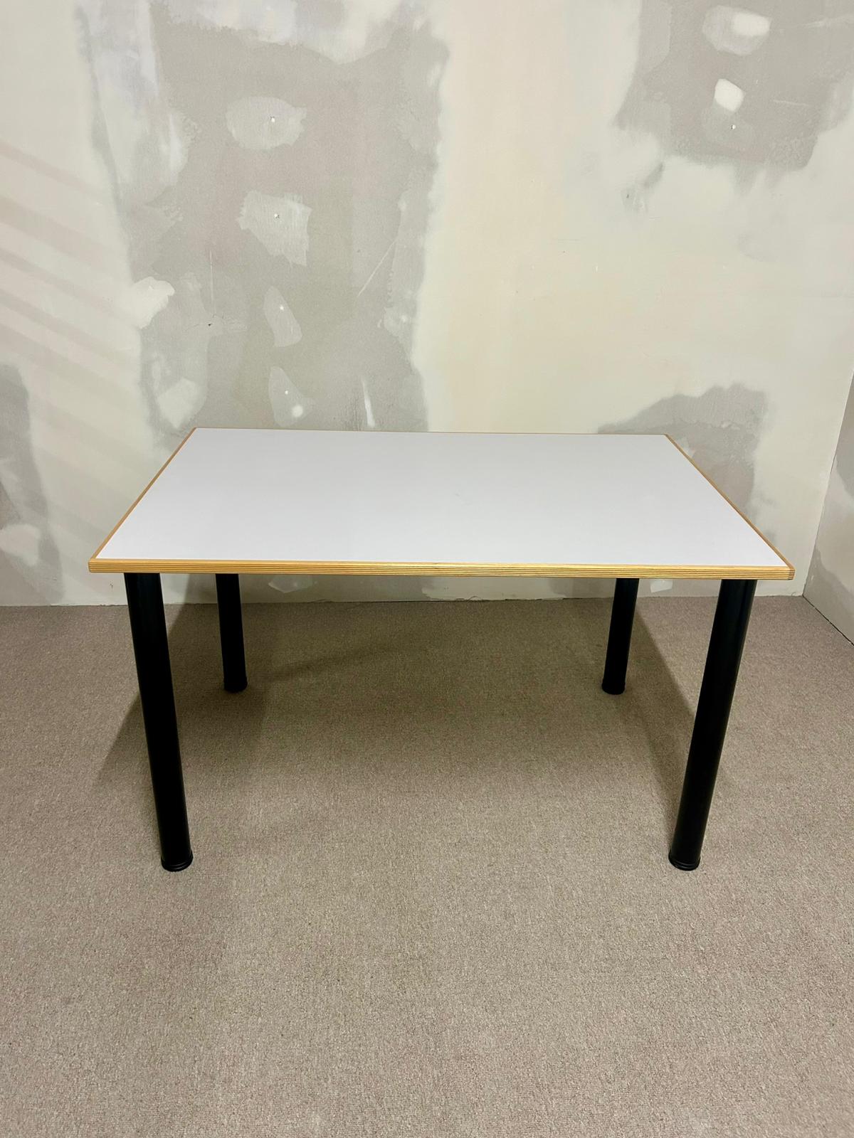 Tisch, Küchentisch mit weisser Tischplatte, schwarze Beine