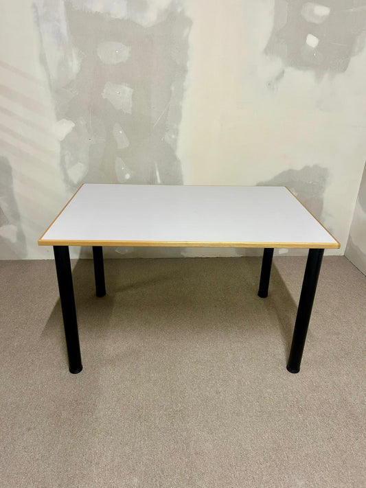 Tisch, Küchentisch mit weisser Tischplatte, schwarze Beine