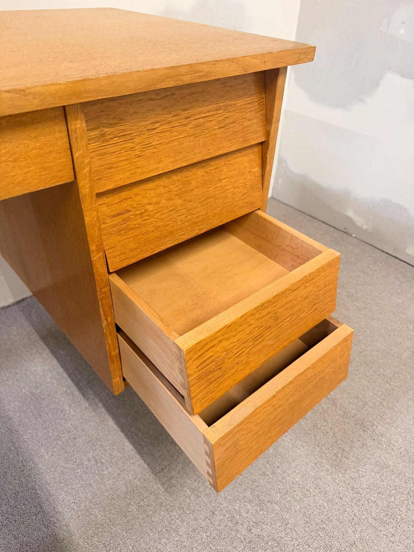 Vintage Schreibtisch aus Holz im Mid-Century Stil