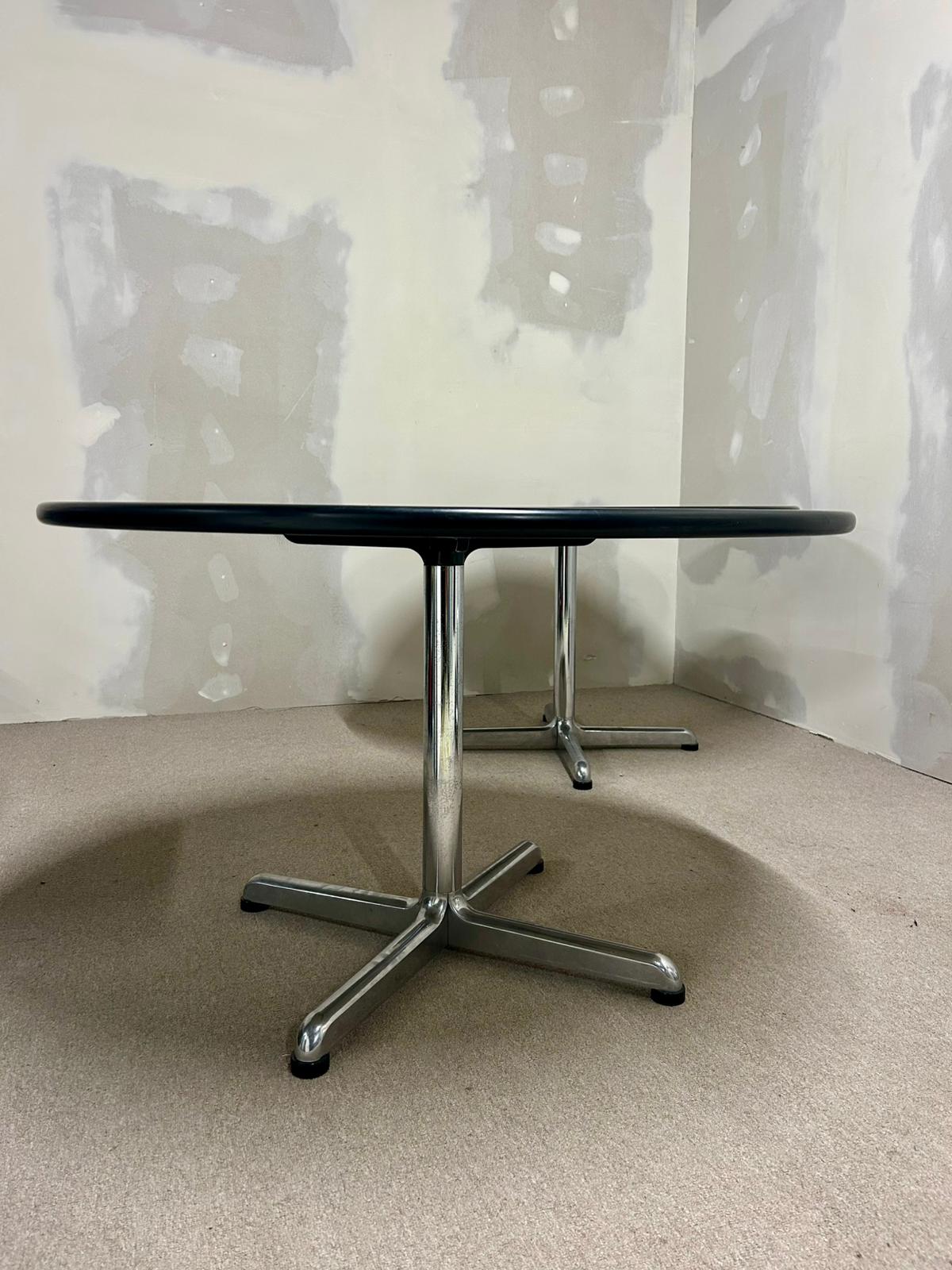 Runder Tisch mit weisser Platte + Chromfuss, Büro, 2x verf.