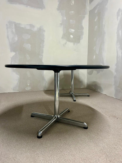 Runder Tisch mit weisser Platte + Chromfuss, Büro, 2x verf.
