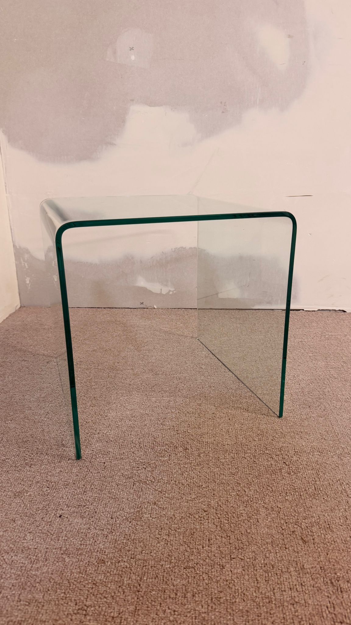 Eleganter Beistelltisch aus hochwertigem, gebogenem Sicherheitsglas