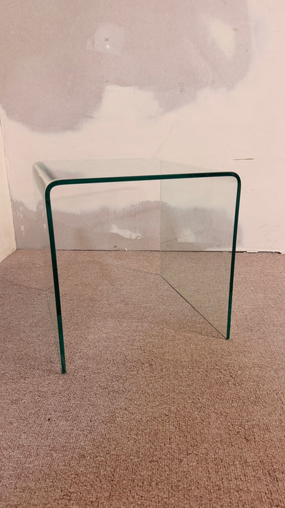 Eleganter Beistelltisch aus hochwertigem, gebogenem Sicherheitsglas