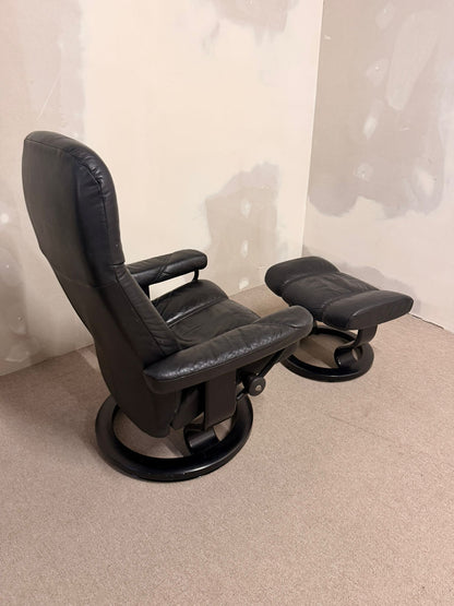 Stressless Consul Relaxsessel mit Hocker aus Leder, schwarz